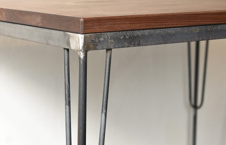写真：鋼材のテーブル脚 CAFE TABLE