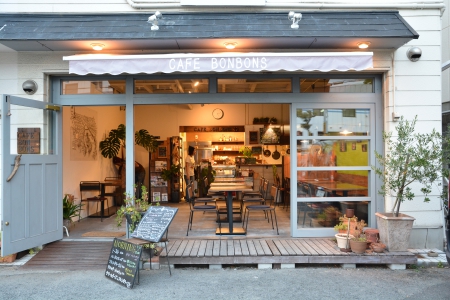 写真：大阪府和泉市 CAFE BONBONS 店舗什器一式