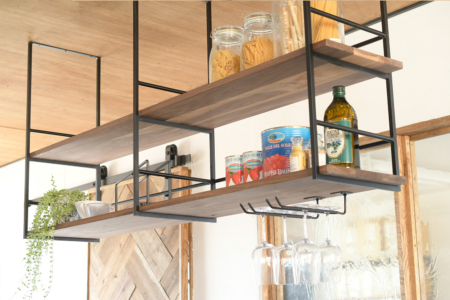 写真：アイアンメッシュや無垢材棚が選べる「ハンギングシェルフ」販売開始