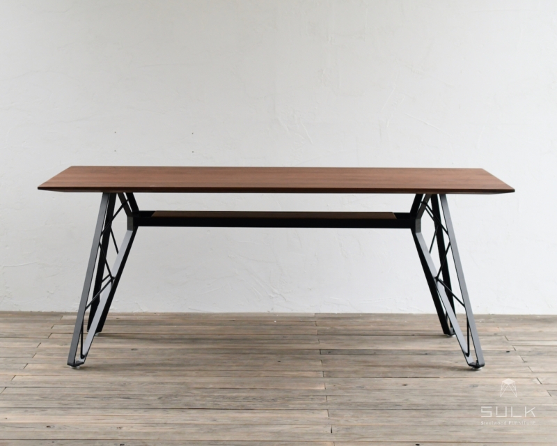 写真：DINING TABLE – truss reg / WALNUT