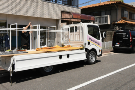 写真：店舗什器の納品