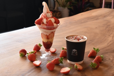 写真：期間限定ドリンク＆スイーツ「いちごラテ/いちごパフェ」1月10日スタート