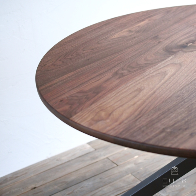 写真：WALNUT ROUND TABLE – Asterisk frame 5050