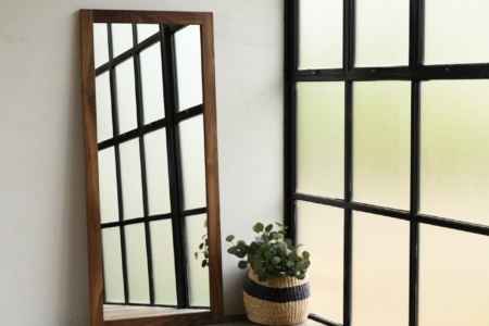 写真：WOOD FRAME MIRROR – WALNUT