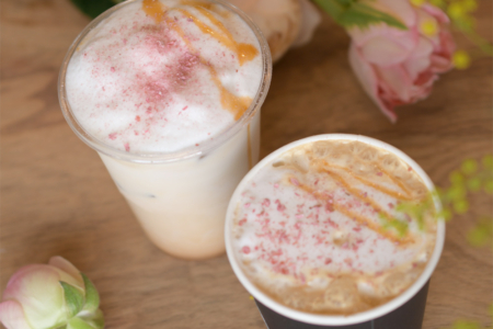 写真：カフェに期間限定さくらキャラメルミルクティー登場