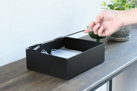 写真：マスクボックスで防犯対策も