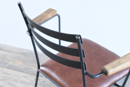 写真：BASIC ARMCHAIR – Leather Seat