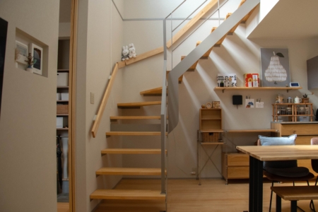 写真：大阪府伊丹市 S様邸　階段、吹抜手摺、オーダーテレビボード