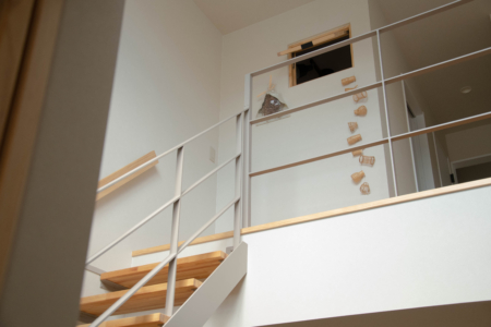 写真：大阪府伊丹市 S様邸　階段、吹抜手摺、オーダーテレビボード