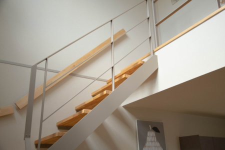 写真：大阪府伊丹市 S様邸　階段、吹抜手摺、オーダーテレビボード