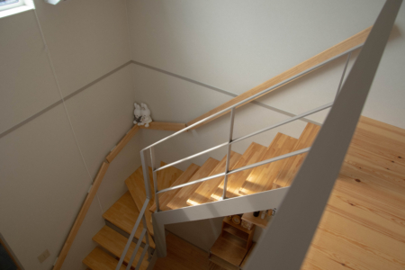 写真：大阪府伊丹市 S様邸　階段、吹抜手摺、オーダーテレビボード
