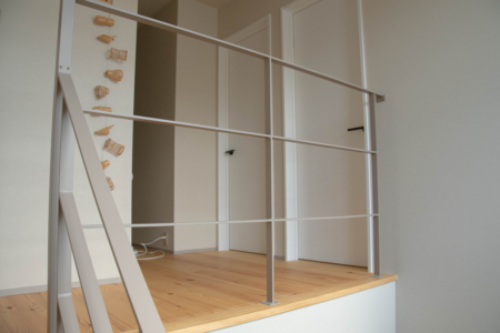 写真：大阪府伊丹市 S様邸　階段、吹抜手摺、オーダーテレビボード