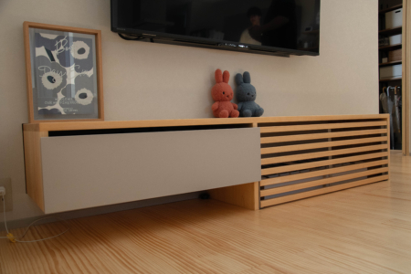 写真：大阪府伊丹市 S様邸　階段、吹抜手摺、オーダーテレビボード