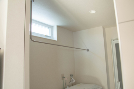 写真：大阪府伊丹市 S様邸　階段、吹抜手摺、オーダーテレビボード