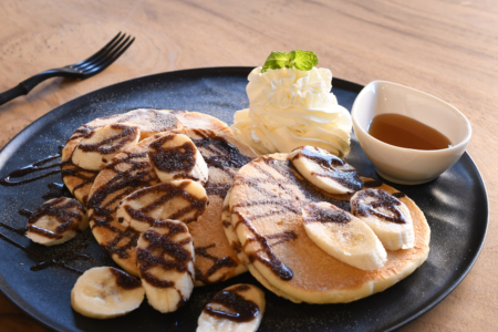 写真：朝から食べられる軽食「パンケーキ（チョコバナナ）」販売開始