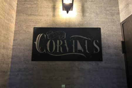 写真：BAR CORVINUS バスケット、トレー、看板
