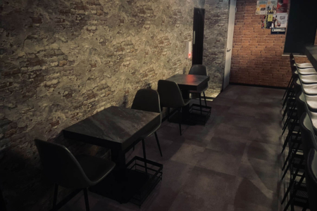 写真：BAR CORVINUS バスケット、トレー、看板