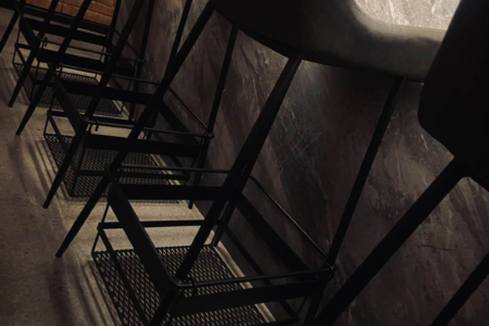 写真：BAR CORVINUS バスケット、トレー、看板