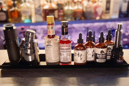 写真：BAR CORVINUS バスケット、トレー、看板