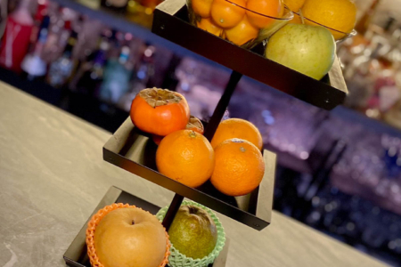 写真：BAR CORVINUS バスケット、トレー、看板