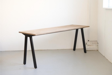 写真：細かいサイズオーダー可能な「Aラインデスク」