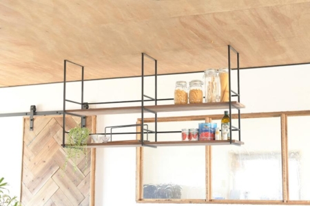 写真：サイズオーダー可能な吊り棚「HANGING SHELF」