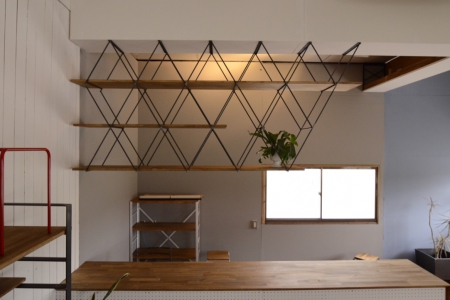 写真：Geometric Hanging Shelf