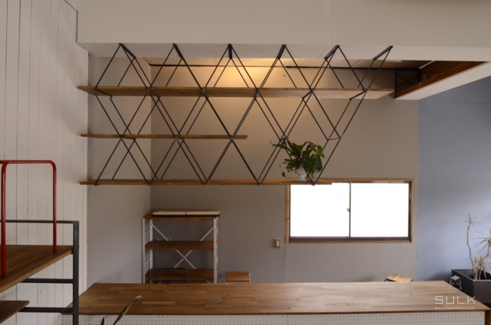 写真：Geometric Hanging Shelf